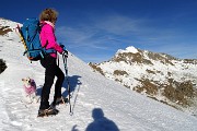 55 Sulla dorsale innevata di salita al Valegino con vista in Cadelle